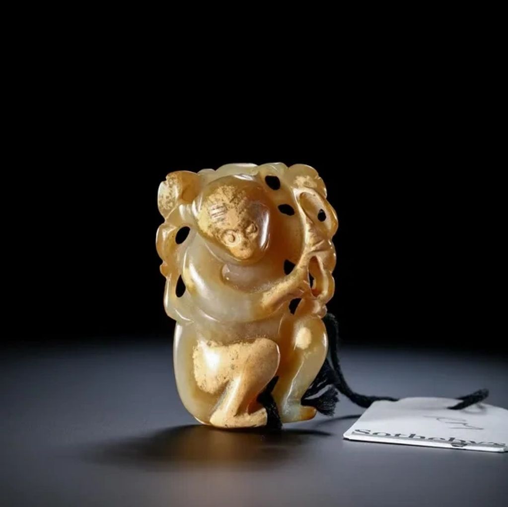 古玉大發掘，今天要來說的是小小珍品卻貴比黃金，看到的是在2022年香港嘉德的拍賣上，一件高2.3公分小小的漢代玉猴子，竟然以236萬元港幣成交，同年在北京的拍賣會上，另一件高3公分的古代玉侯，也以21