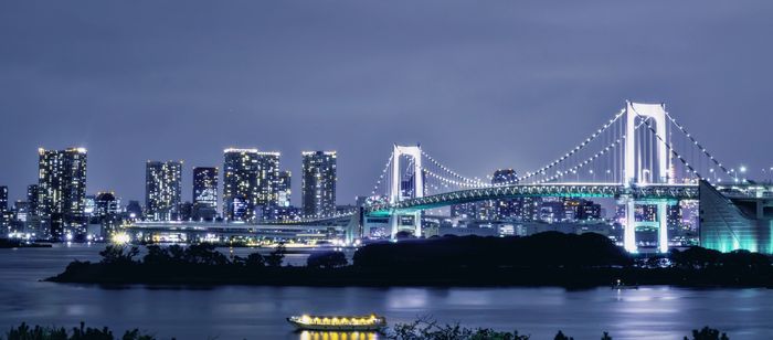 Avondfotografie van de Rainbow bridge in Tokyo