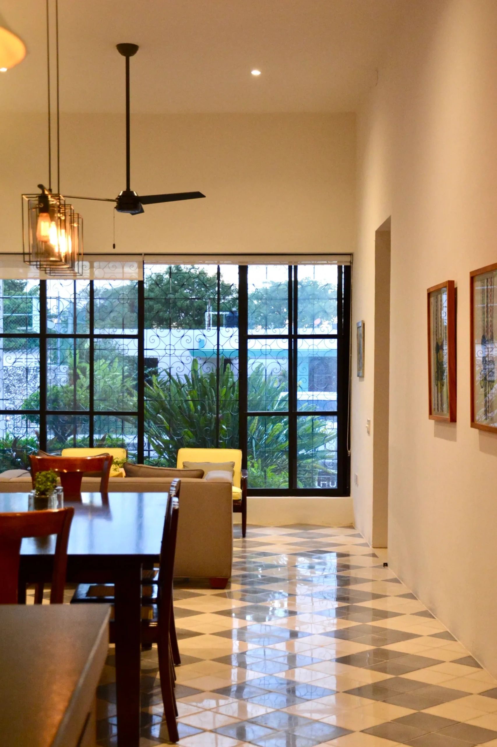 Recién remodelada villa de 1940,  con concepto que combina arte, diseño y ambientes frescos para viv