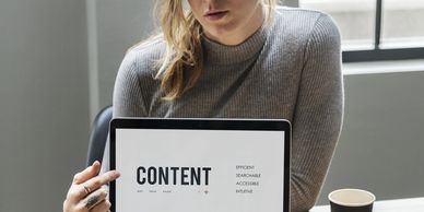 Sisällöntuotantoa digitaalisiin, somekanaviin, verkkosivuille, esitteisiin ja uutiskirjeisiin. 