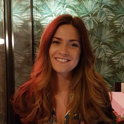 une femme qui sourit au restaurant 