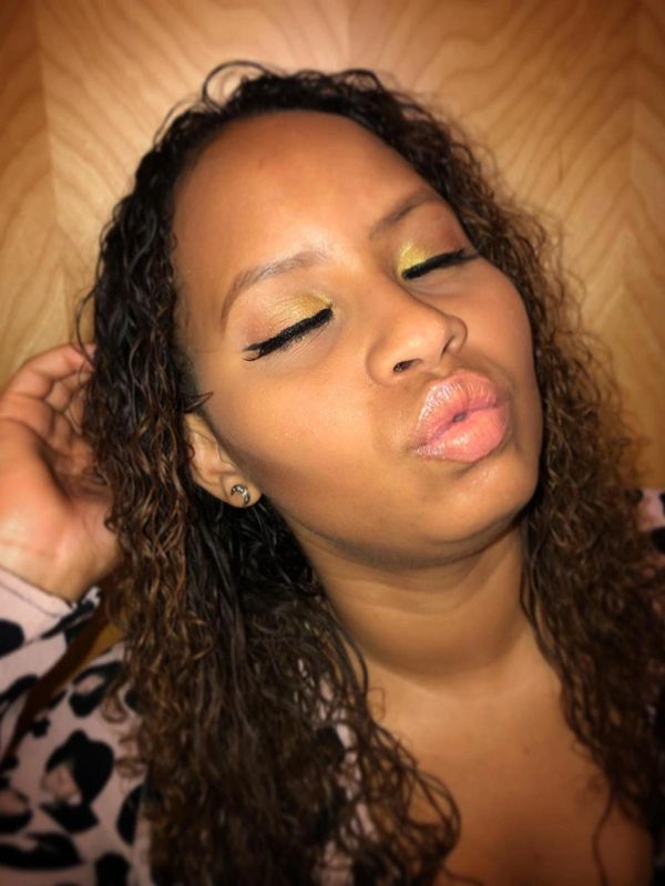 Lipgloss modeling makeup style. Customer review.