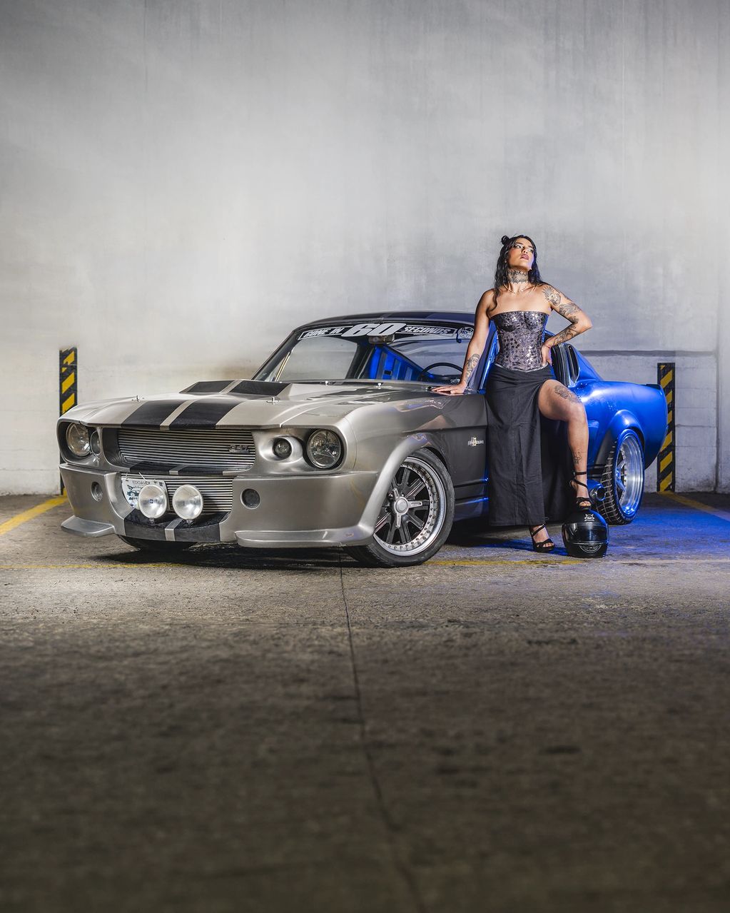 Motorama producción creativa automotriz con modelo y auto clásico de alto rendimiento en México