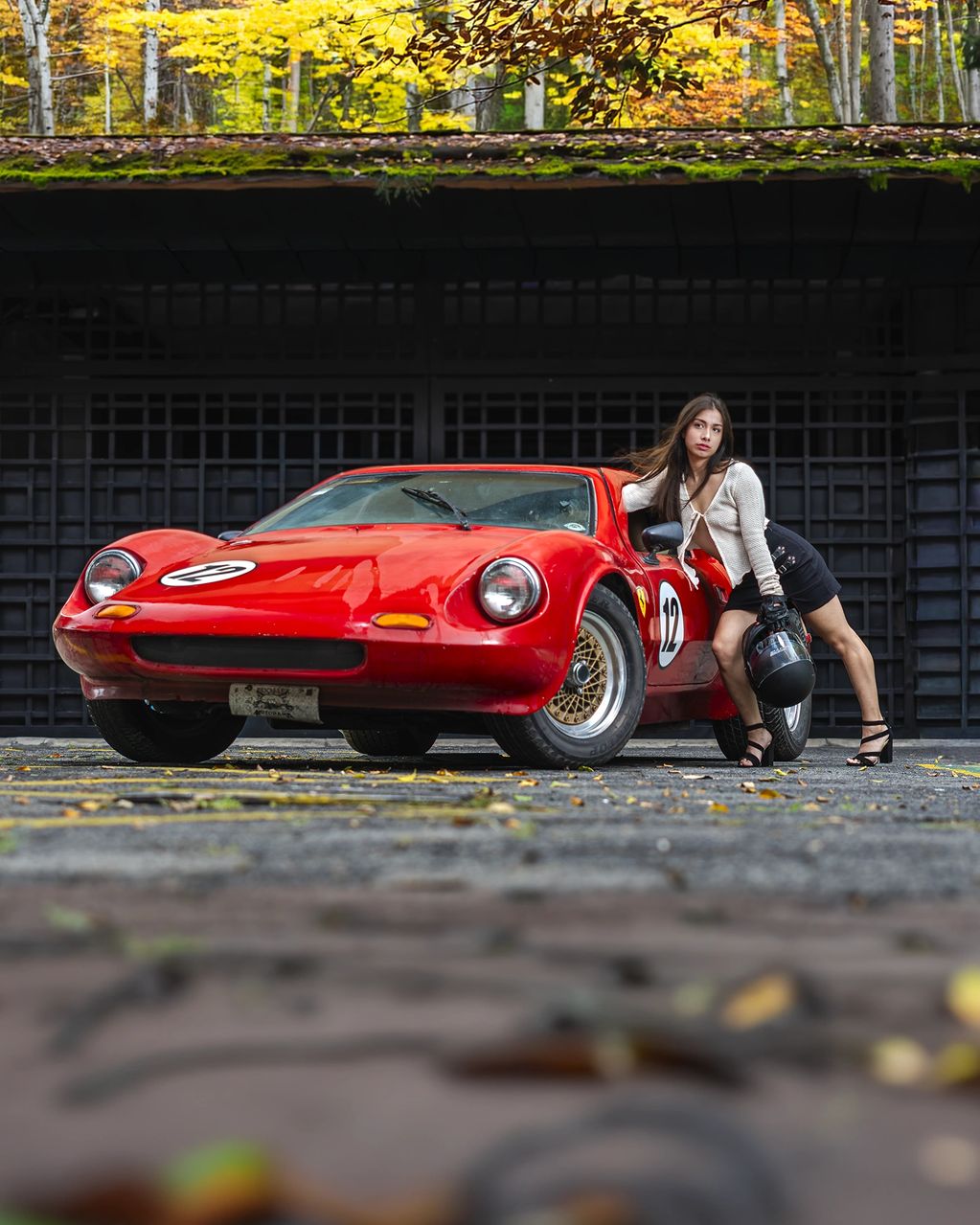 Motorama producción creativa automotriz premium con modelo y auto deportivo exótico en México. 