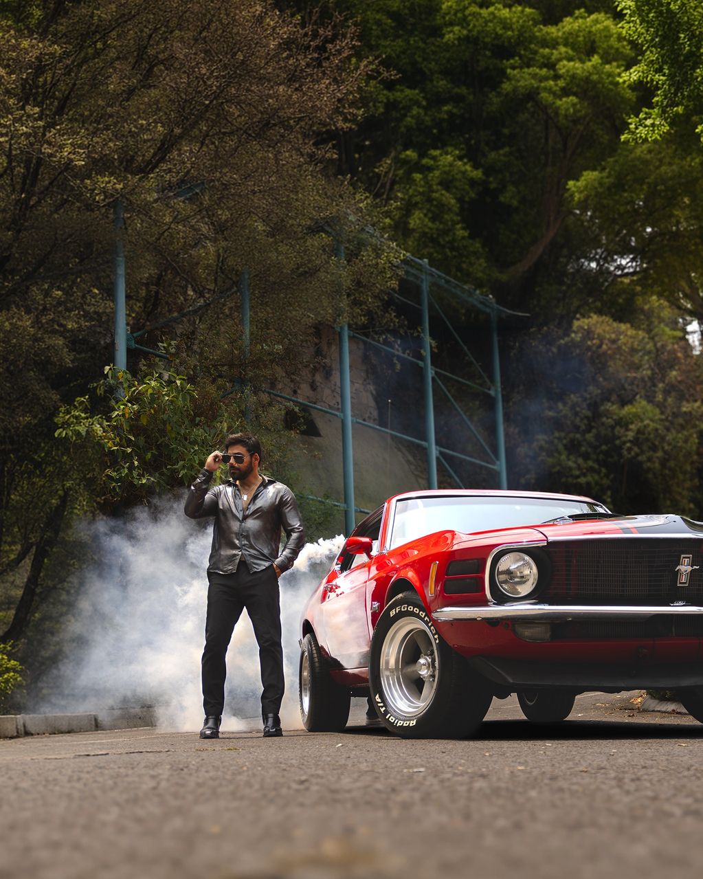 Motorama producción creativa automotriz premium con modelo y auto clásico mustang en México. 