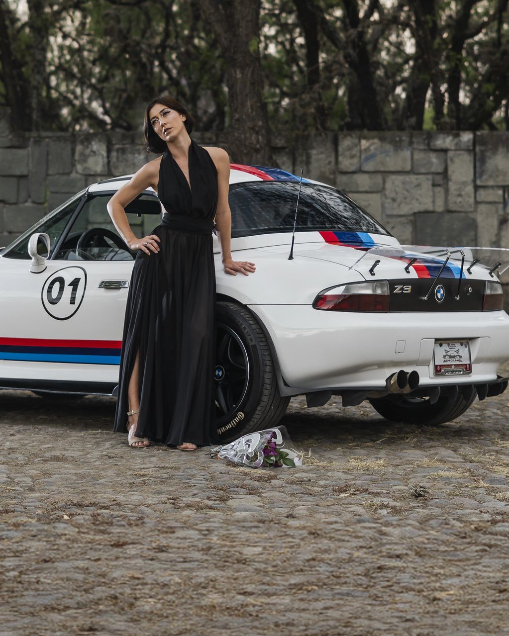 Motorama producción creativa automotriz premium con modelo y auto BMW en México. 
