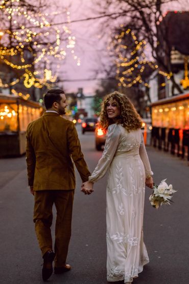 Couple walking down the streets of Seattle. 