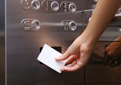 Control de acceso en ascensor. mano sujetando una llave para desbloquear el  elevador baja Fotografía de stock - Alamy