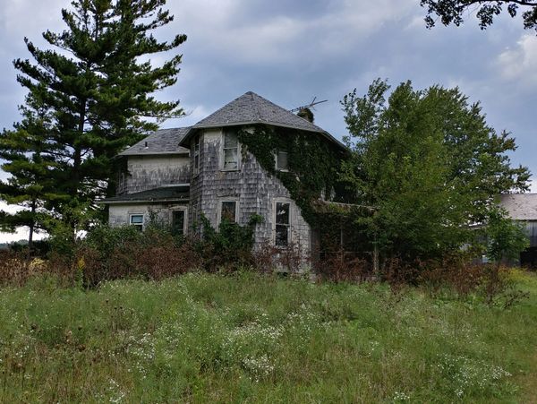 Abandoned farm, New London, OH. Approximately 2017.
