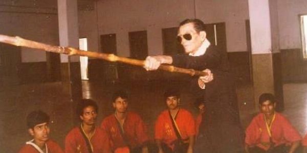 Sigung K.S.Hsiung demonstrating the Pole method to students.
