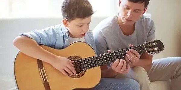 Teacher and student getting guitar lesson at the JamSpot