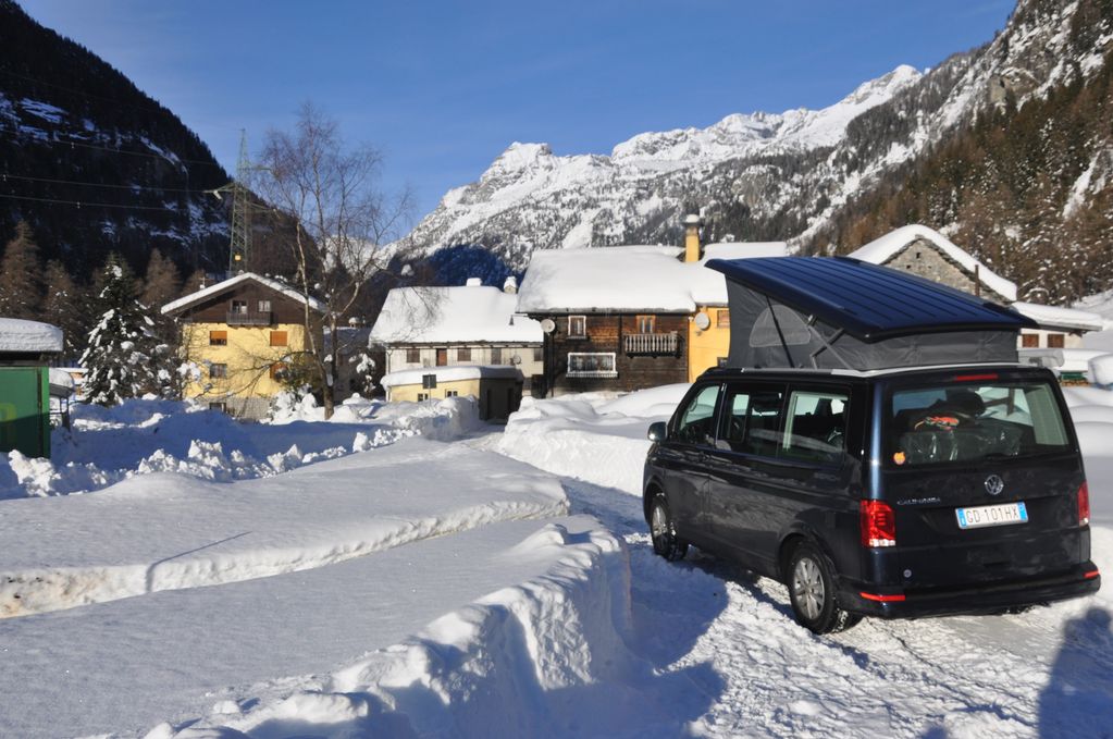 van vanlife furgone camping riscaldamento inverno sci sciare ski winter snow skitouring snowboard 