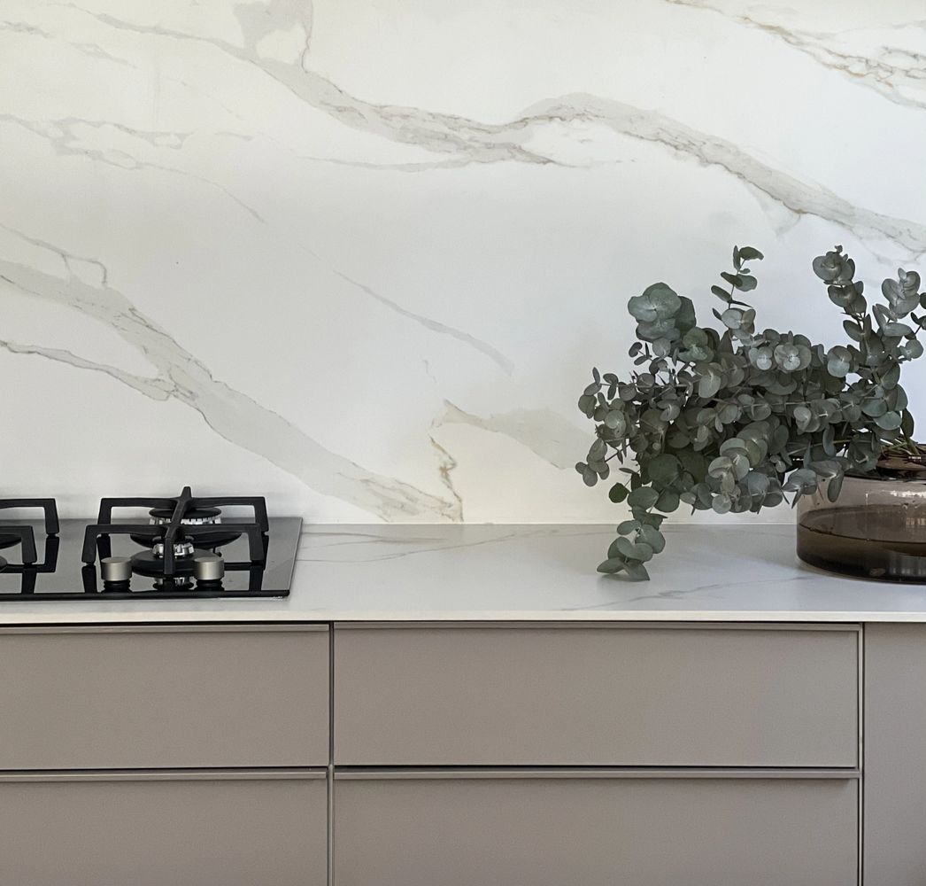 Modern kitchen in neutral colours with marble-effect Quartz stone countertops 