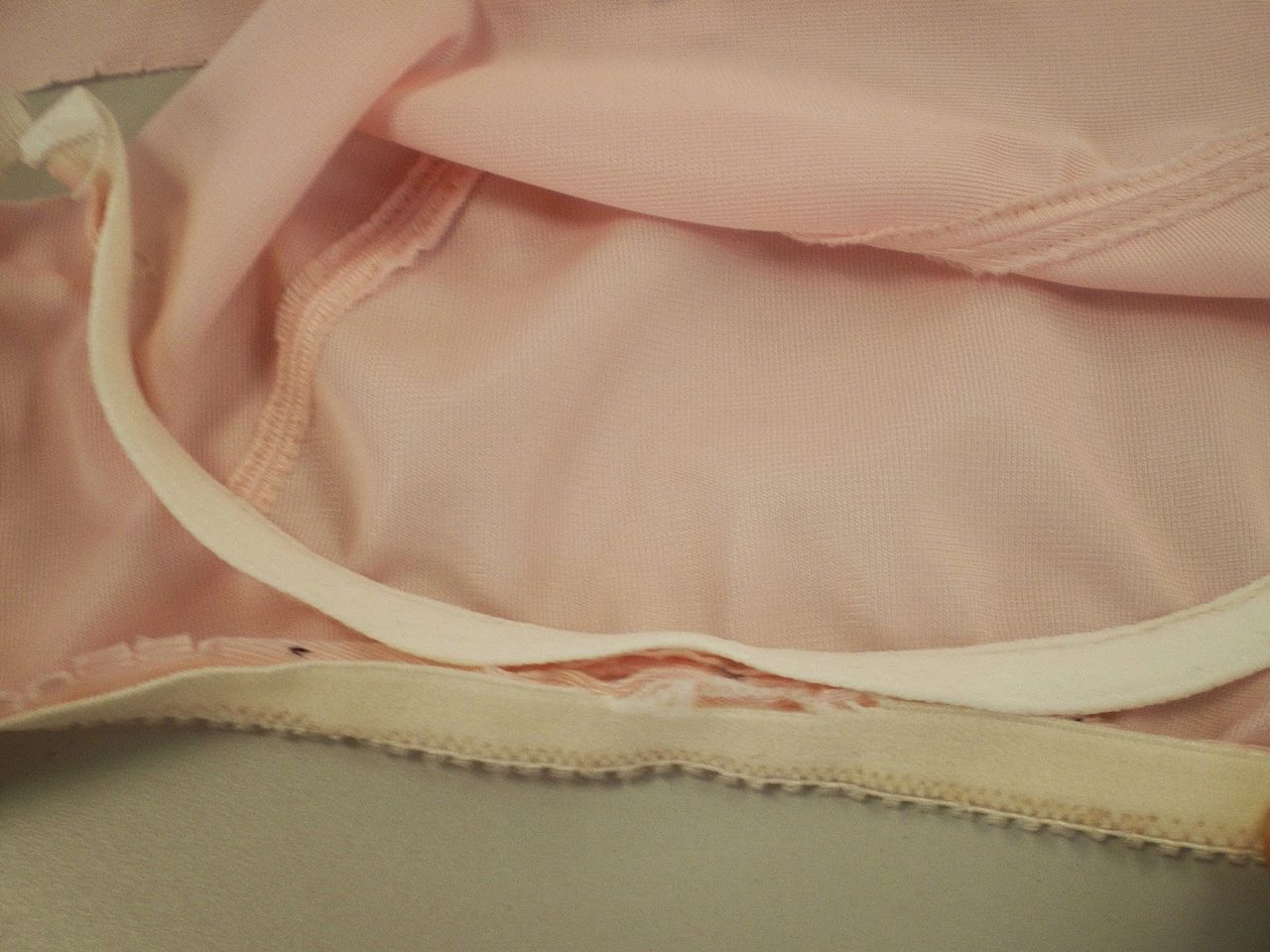 Elastic showing trimmed area at the bottom curve of the cup