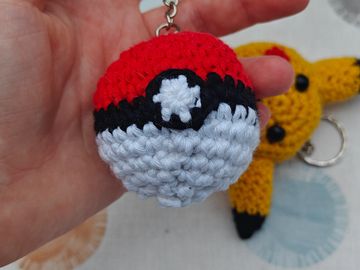 A crocheted pokeball keyring