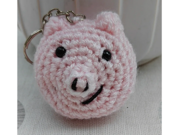 A crocheted no-sew pig keyring pattern