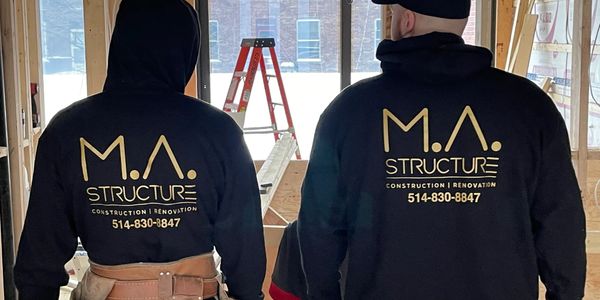 Deux travailleur de la construction affichant le logo sur leur chandails de travail