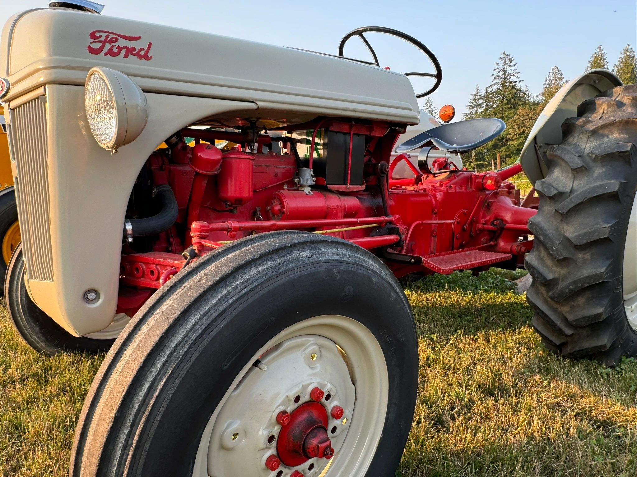 About The Tractors, image size:2048x1536