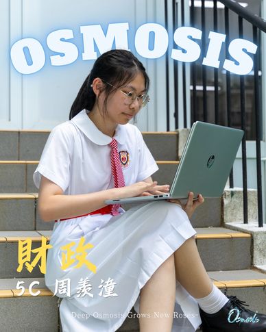 学生坐在楼梯上用笔记本电脑学习。