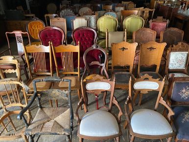Antique furniture at an estate sale in Vallejo, Solano County, Bay Area, California | Mercanti