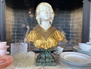 Collectibles + statuary at an estate sale in Tiburon, Marin County, Bay Area, California - Mercanti