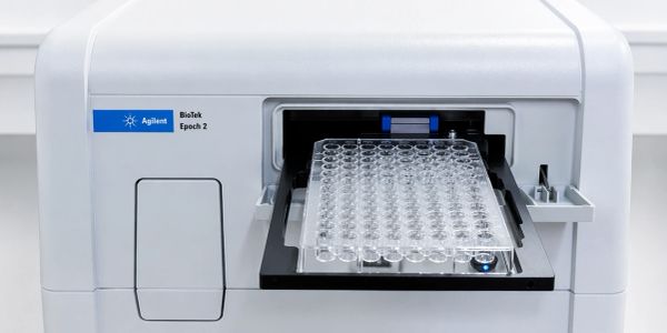 Espectrofotómetro Agilent BioTek Epoch 2 con placa de microtitulación.