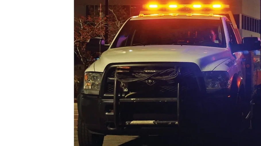 Picture of tow truck with yellow light bar