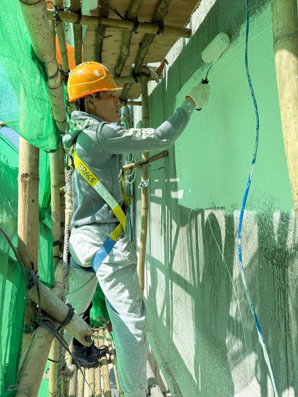 無論裝修新屋抑或翻新舊居，只要選用油漆得當，再配合正確的施工程序，不但能令家居煥然一新，更可為牆身防霉遮瑕，和突顯屋主個人品味。近年油漆種類推陳出新，使用方便，不少消費者都會DIY自己動手粉飾家居。究
