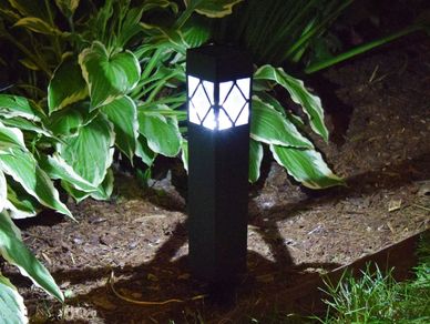 Night photo of the Malibu Marker, Shade Solar light.