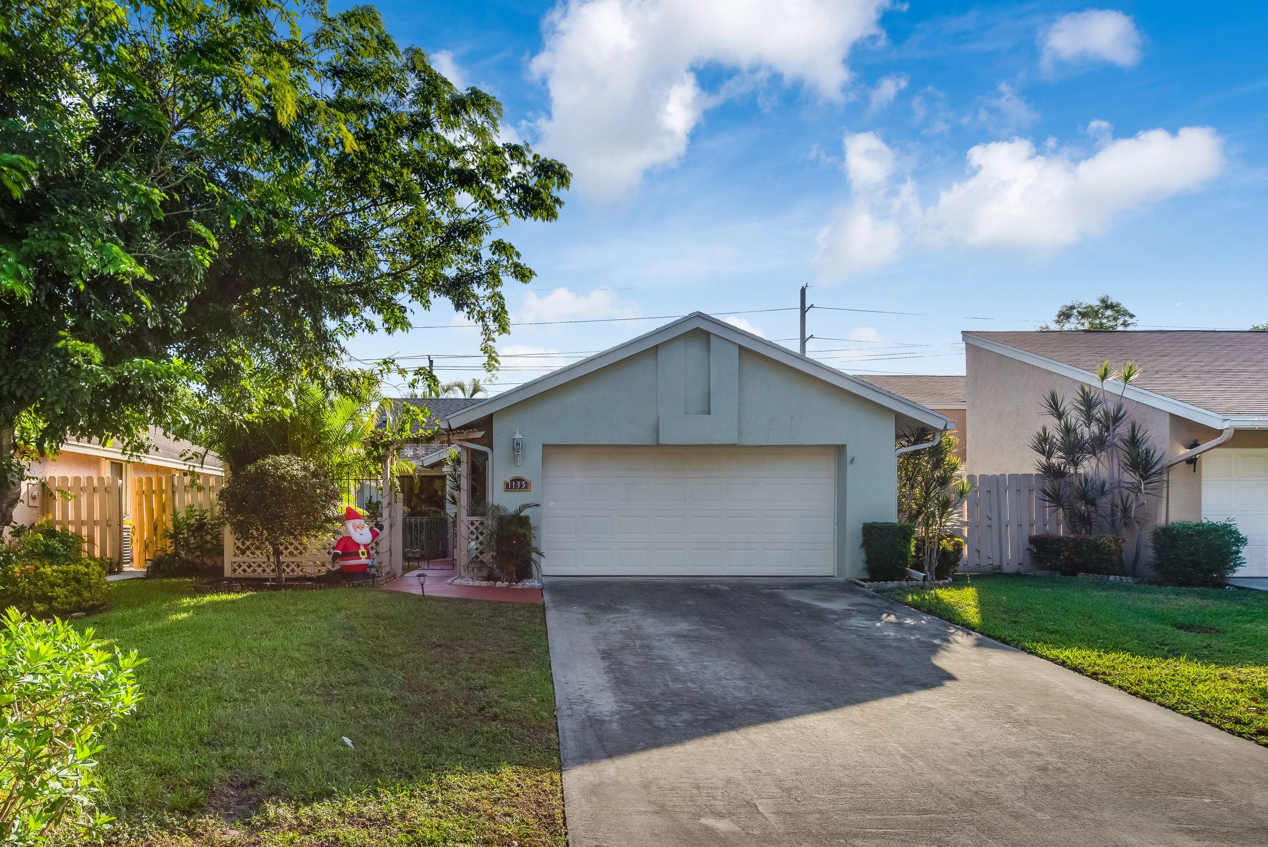 Single Family in Rainberry Lakes