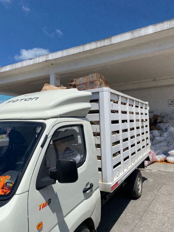 Camión blanco estacionado con carga en la parte trasera.