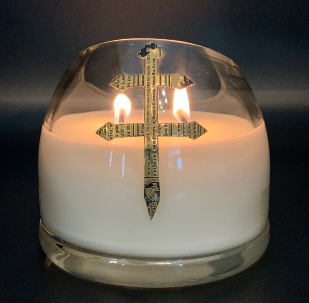 Photo of a burning D'Usse Cognac candle.