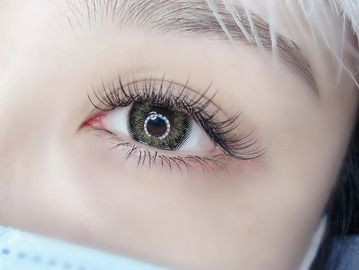 Full set of classic lashes extension.