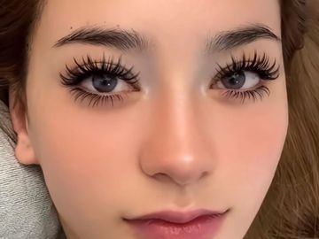 Full set of Mega Volume lashes extensions