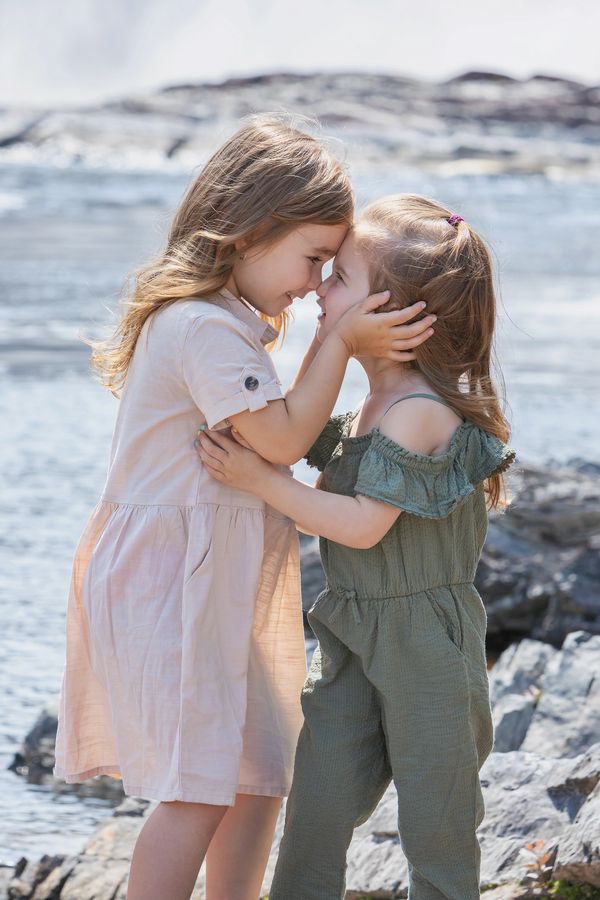 Deux soeurs qui sont complices