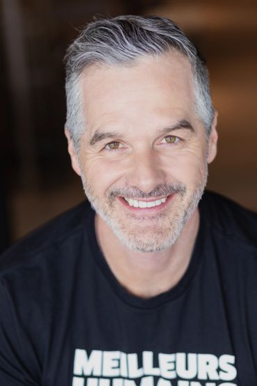 Portrait professionnel, homme souriant