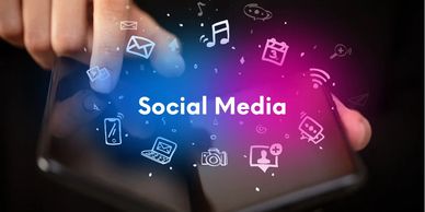 Schermo di smartphone con icone social media.