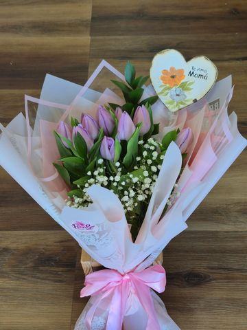 Elegant bouquet of purple tulips with a heartfelt 'Te amo Mamá' note.