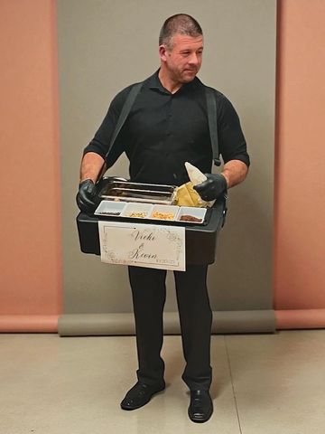 walking cannoli attendant