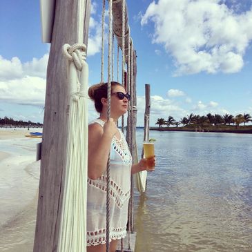The Travelista Vanessa enjoying the beach