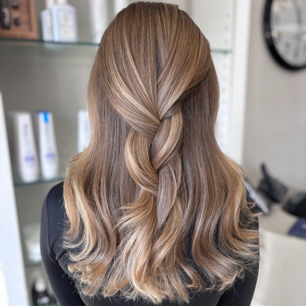natural blonde balayage hairstyle with curls