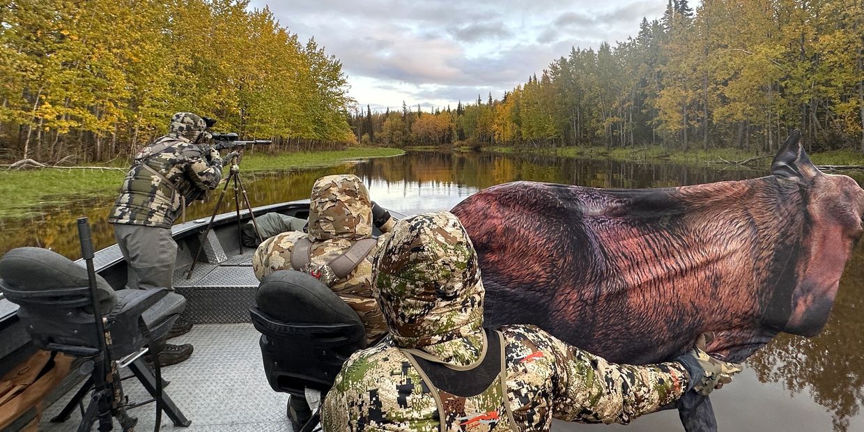 Guided Moose Hunt Alaska from Boat, Boat Hunts Alaska, trophy Yukon River Moose, Alaska Moose Hunt.