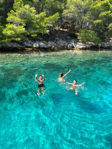 L’acqua cristallina invita a infiniti bagni