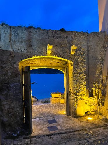 Una foto del passaggio verso il castello di San Nicola 