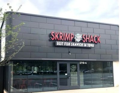 Exterior of Skrimp Shack seafood restaurant.