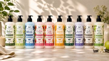 Ligne de bouteilles de lotions parfumées naturelles.