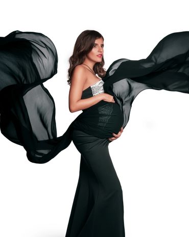 Dubai maternity and pregnancy photographer, with creative and personalized approach