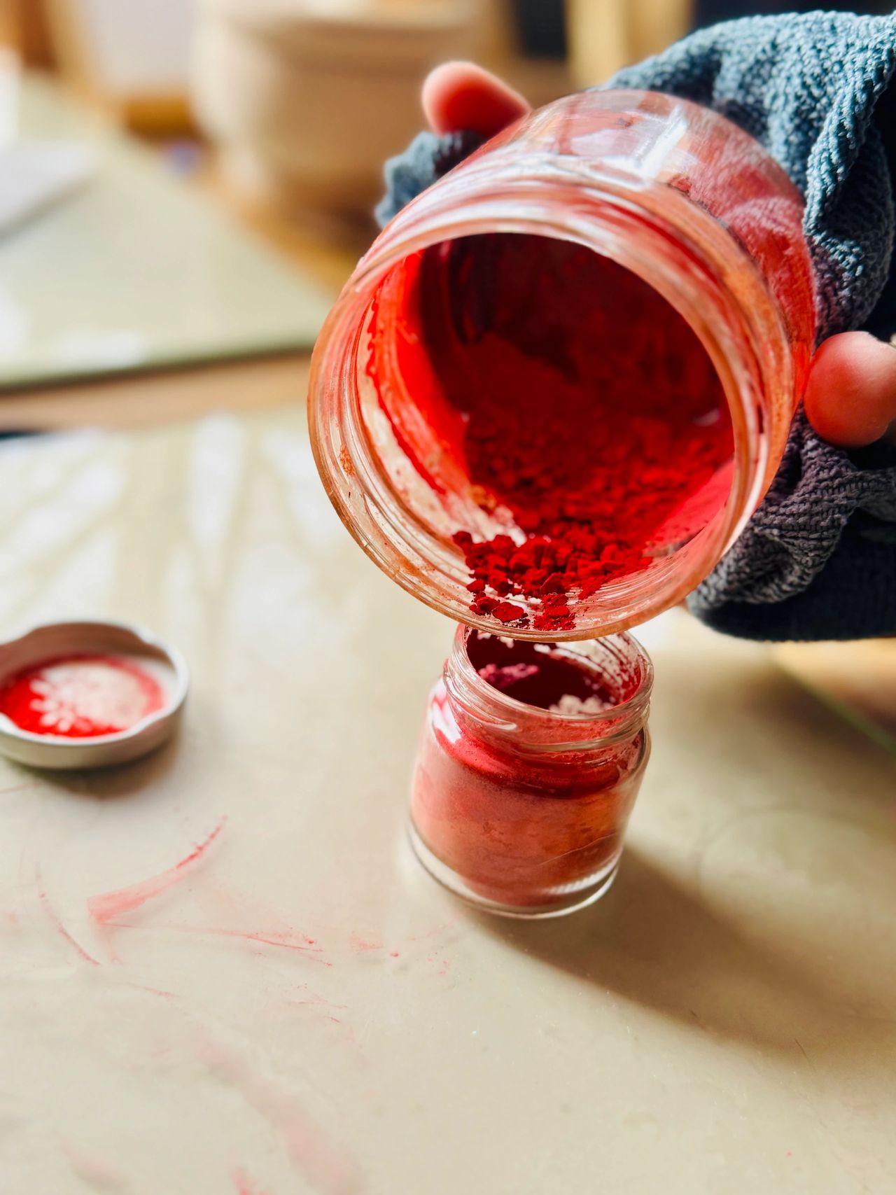 Mise en pot de conservation après lévigation du pigment de cinabre. 