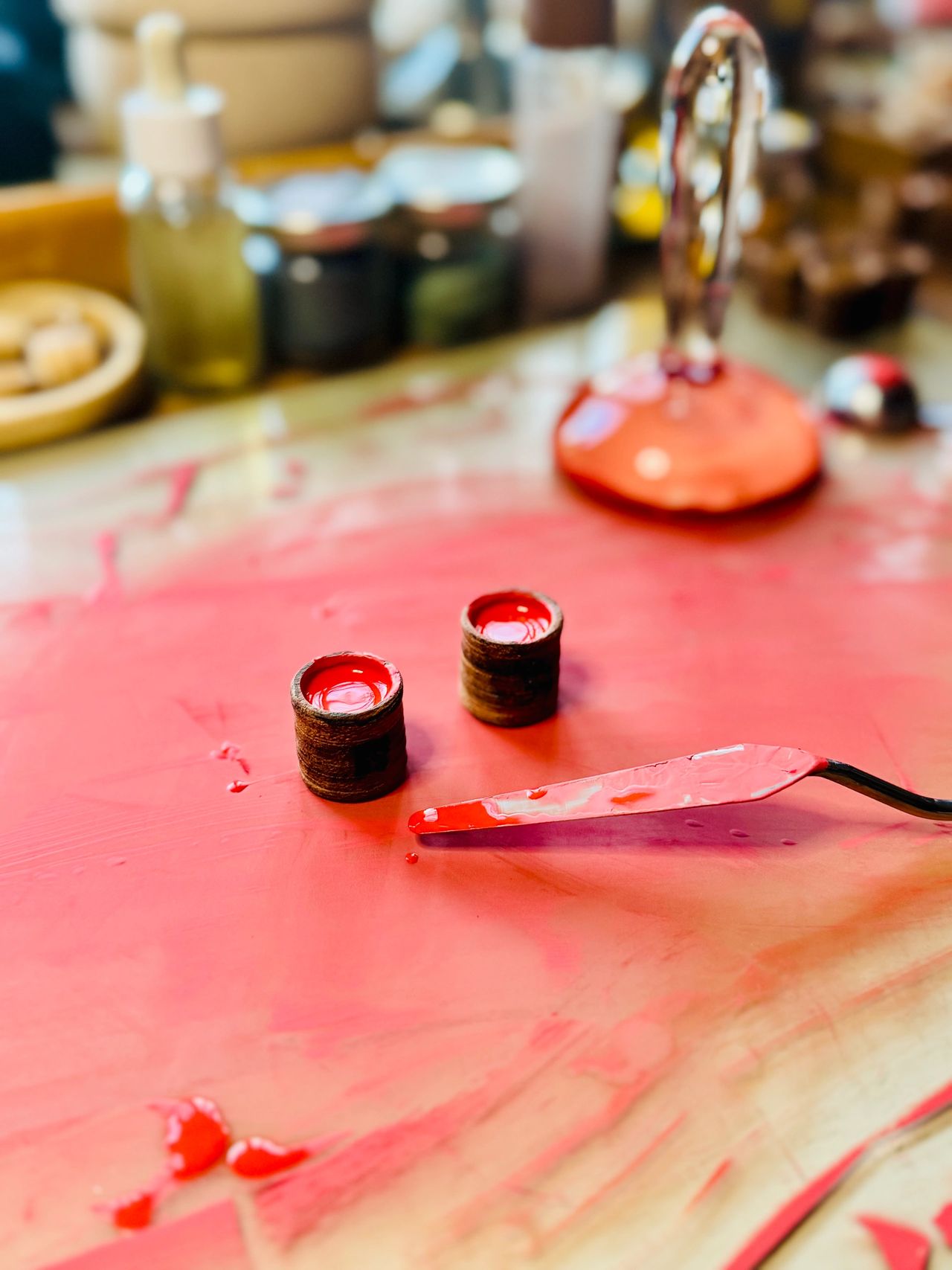 Mise en godet de la peinture "Rouge Alchimique"