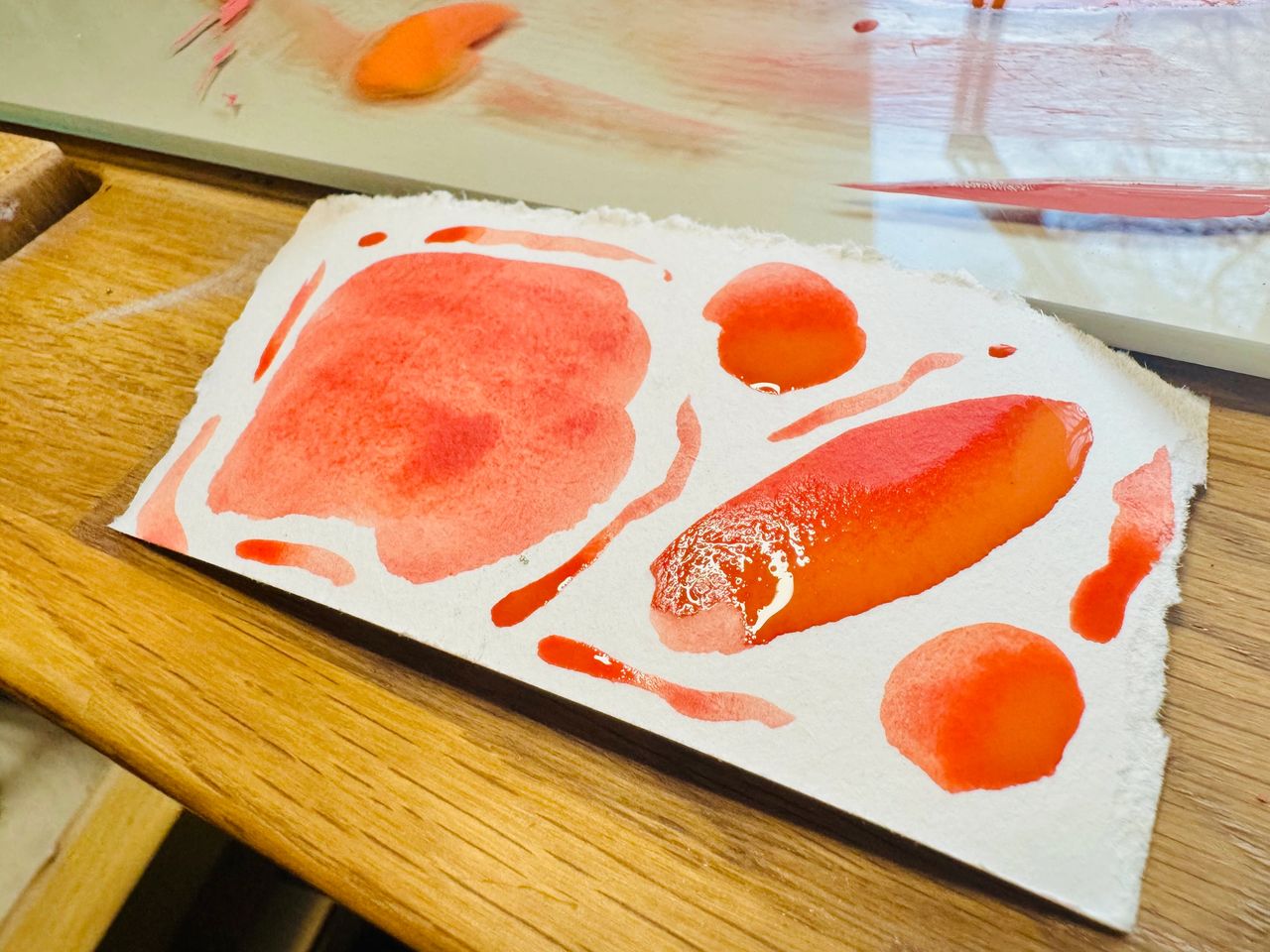 Test de couleur pendant broyage afin de voir si le pigment est suffisamment intégré au liant. 